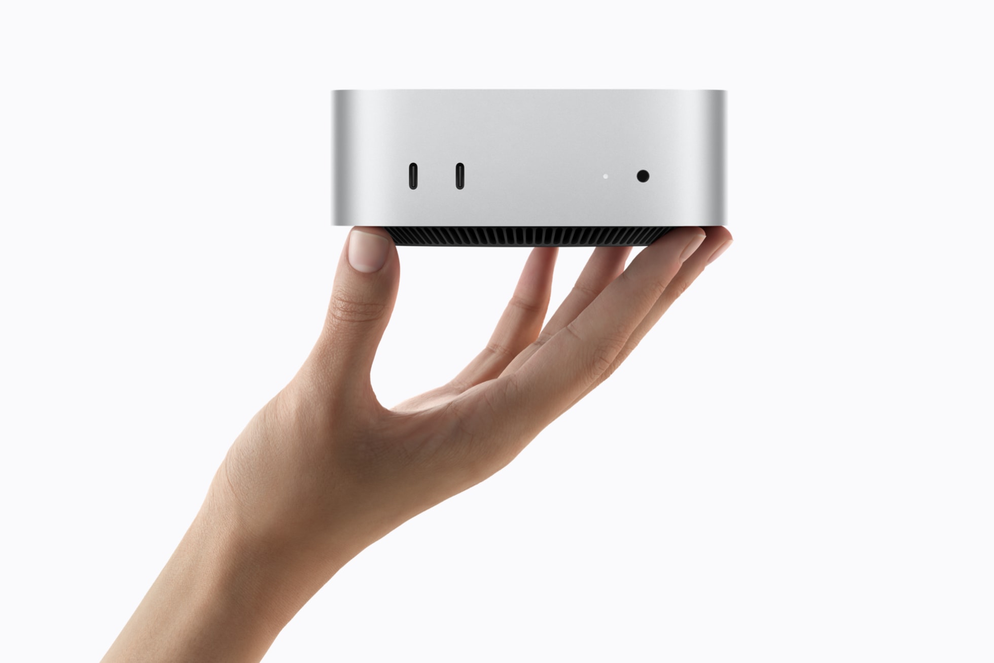 Mão segurando um Mac mini